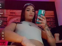 Amateur Live Sex Cam of emeli_roushot