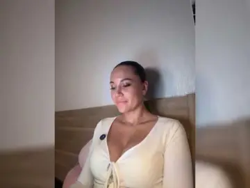 Bongacams Live Sex Cam of QWEENII