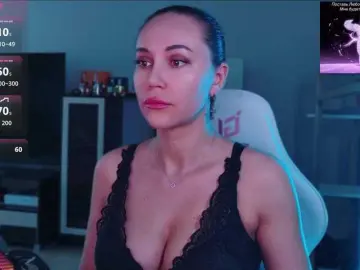 Bongacams Nude Webcam of QWEENII