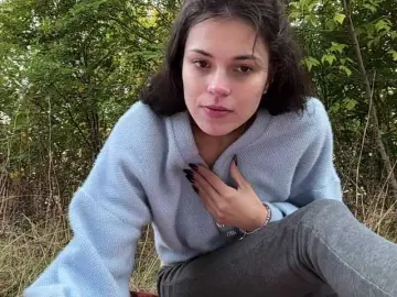 Bongacams Free Live Porn of Honeykrisspussy