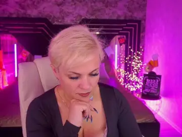 Bongacams Watch Live Sex Cams of CrystalVibe