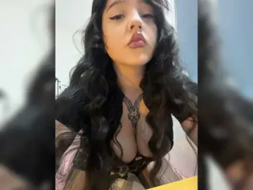Bongacams Live Sex Cam of LittleDelora