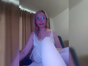 Bongacams Sex Cam of ShiningMILF