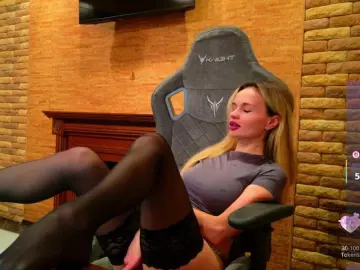 Bongacams Live Porn of HollyQueen