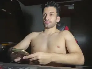 Cam4 Free Live Porn of Drgym18