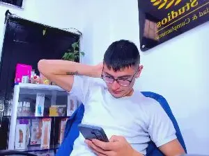 Cam4 Live Porn of alex_gomez