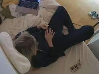 Camsoda Nude Webcam of voyeurcam-julmodels-greybed-2