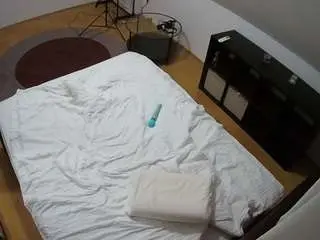 Camsoda Adult Webcam of voyeurcam-julmodels-whitebed-2