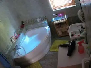 Camsoda Adult Webcams of voyeurcam-julmodels-bath-1st-2