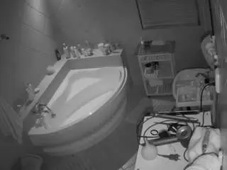 Camsoda Adult Video Chat of voyeurcam-julmodels-bath-1st-2