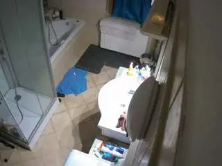Camsoda Private Sex Chat of voyeurcam-julmodels-bath-2nd-2