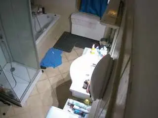 Camsoda Free Porn Cam of voyeurcam-julmodels-bath-2nd-2