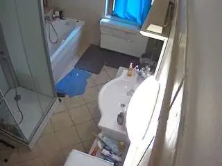 Camsoda Live Sex Cam of voyeurcam-julmodels-bath-2nd-2