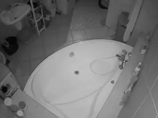 Camsoda Watch Live Sex Cams of voyeurcam-julmodels-bath-1st-1