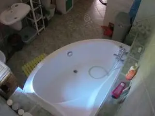 Camsoda Sex Cam of voyeurcam-julmodels-bath-1st-1