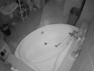 Camsoda Adult Video Chat of voyeurcam-julmodels-bath-1st-1