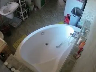 Camsoda Live Sex Cam of voyeurcam-julmodels-bath-1st-1