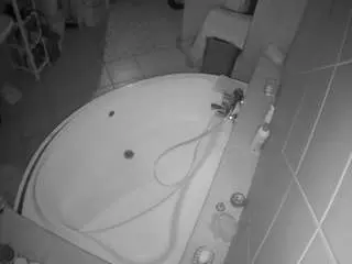 Camsoda Sex Cam of voyeurcam-julmodels-bath-1st-1