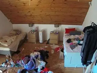 Camsoda Best Webcam of voyeurcam-julmodels-whitebed-3