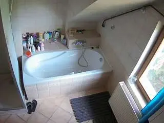 Camsoda Watch Live Sex Cams of voyeurcam-julmodels-bath-2nd-1