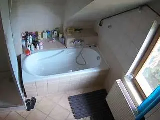 Camsoda Adult Webcams of voyeurcam-julmodels-bath-2nd-1