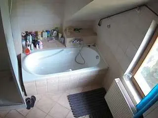 Camsoda Sex Chat of voyeurcam-julmodels-bath-2nd-1