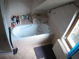 Camsoda Adult Video Chat of voyeurcam-julmodels-bath-2nd-1