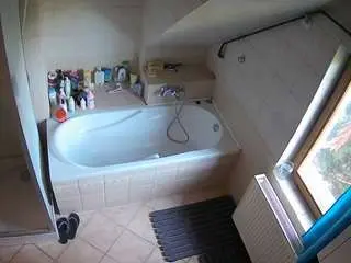 Camsoda Best Webcam of voyeurcam-julmodels-bath-2nd-1