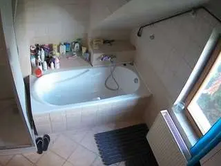 Camsoda Adult Webcams of voyeurcam-julmodels-bath-2nd-1