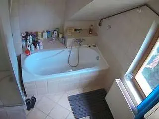 Camsoda Watch Live Sex Cams of voyeurcam-julmodels-bath-2nd-1