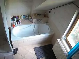 Camsoda Sex Chat of voyeurcam-julmodels-bath-2nd-1