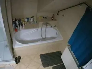 Camsoda Live Sex Cam of voyeurcam-julmodels-bath-2nd-1