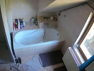 Camsoda Private Sex Chat of voyeurcam-julmodels-bath-2nd-1