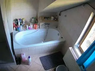 Camsoda Free Porn Cam of voyeurcam-julmodels-bath-2nd-1