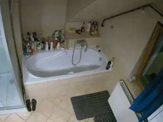 Camsoda Private Sex Chat of voyeurcam-julmodels-bath-2nd-1
