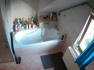 Camsoda Adult Video Chat of voyeurcam-julmodels-bath-2nd-1