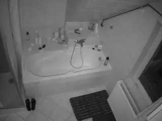 Camsoda Private Sex Chat of voyeurcam-julmodels-bath-2nd-1