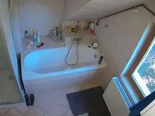 Camsoda Best Webcam of voyeurcam-julmodels-bath-2nd-1