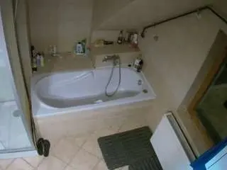 Camsoda Live Sex Cam of voyeurcam-julmodels-bath-2nd-1