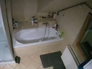 Camsoda Adult Webcam of voyeurcam-julmodels-bath-2nd-1
