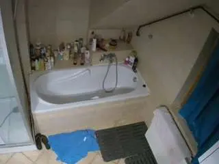 Camsoda Adult Webcams of voyeurcam-julmodels-bath-2nd-1
