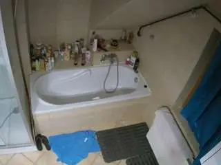 Camsoda Watch Live Sex Cams of voyeurcam-julmodels-bath-2nd-1