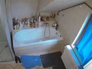 Camsoda Live Sex Cam of voyeurcam-julmodels-bath-2nd-1