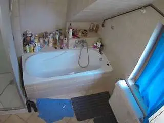 Camsoda Adult Webcams of voyeurcam-julmodels-bath-2nd-1