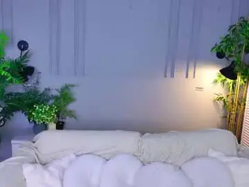 Chaturbate Live Sex Cam of holly_kittenss