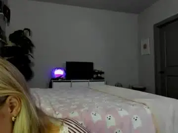 Chaturbate Sex Chat of ariah_is_blonde