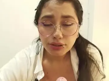 Chaturbate Live Sex Cam of lauraruiz1