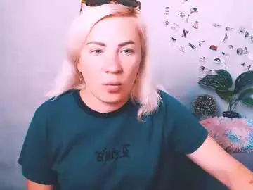 Chaturbate Live Sex Cam of alinafrey_