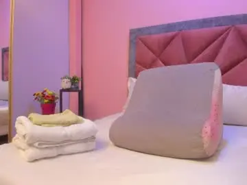 Chaturbate Live Sex Cam of mia_milff
