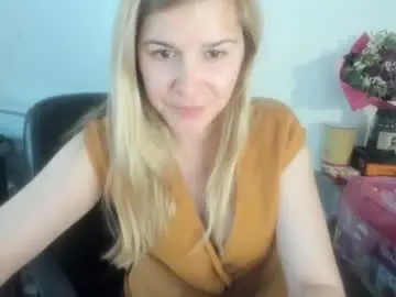 Chaturbate Live Sex Cam of artsyandcraftsy_